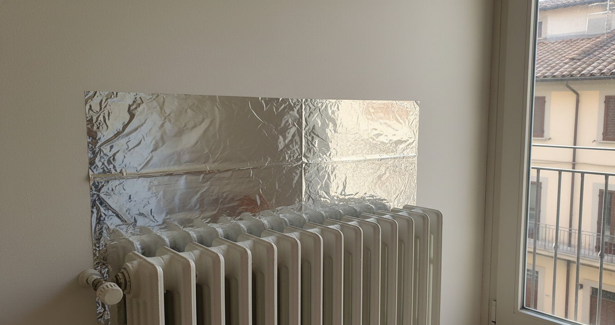 mettere-foglio-alluminio-dietro-termosifoni-risparmio-bolletta